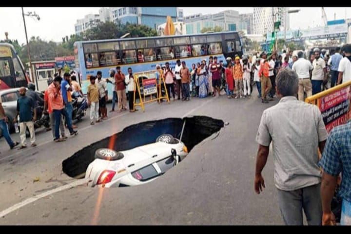 പെട്ടെന്ന് റോഡില് രൂപപ്പെട്ട ഗർത്തത്തിൽ ഓടിക്കൊണ്ടിരുന്ന കാര് വീണു; സംഭവം ചെന്നൈയിൽ