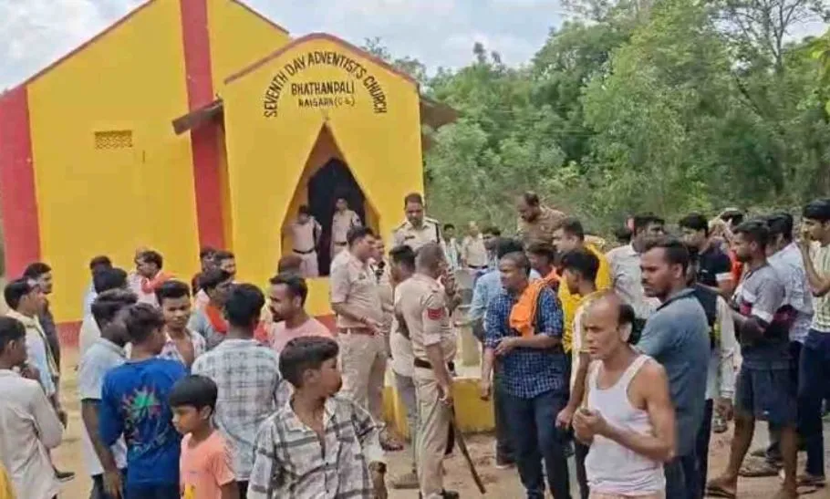 ക്രിസ്ത്യാനികളായി മാറിയ ദലിത് കുടുംബം പഴയ ക്ഷേത്രം പൊളിച്ചു; റായ്ഗഡില്‍ സംഘര്‍ഷം അഴിച്ചുവിട്ട് ഹിന്ദുത്വര്‍