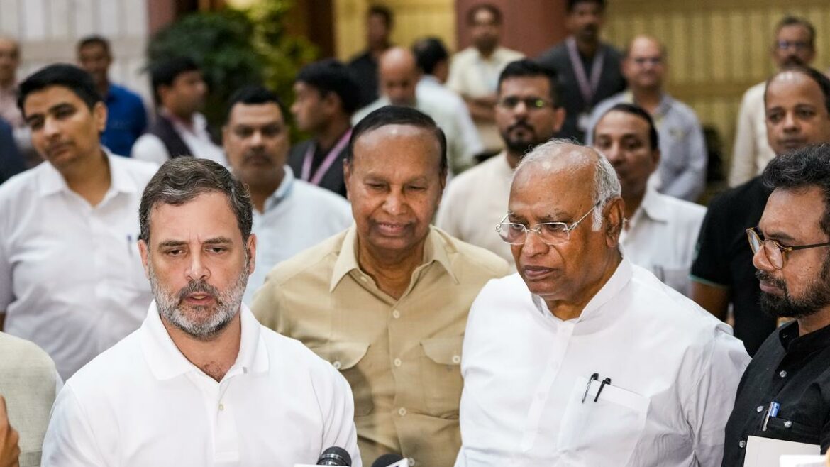 സര്വകക്ഷിയോഗം: വിമര്ശനത്തിന് ഇപ്പോള് ഇടമില്ല; പ്രതിപക്ഷം ഒറ്റക്കെട്ടായി സര്ക്കാരിന് പിന്തുണ നല്കി