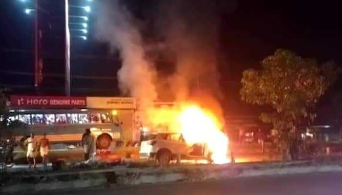 പ്രസവശേഷം ഇരട്ടക്കുട്ടികളുമായി മടങ്ങിയ കാർ കത്തി, അഞ്ചംഗ കുടുംബം രക്ഷപ്പെട്ടത് തലനാരിഴയ്ക്ക്