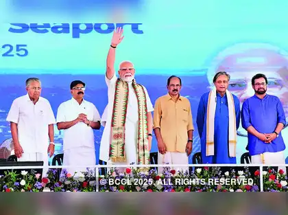 വിഴിഞ്ഞം തുറമുഖ ഉദ്ഘാടന വേദിയിൽ ഉമ്മൻ ചാണ്ടിയുടെ പേര് പോലും പരാമർശിക്കാത്തതിൽ ലജ്ജിക്കുന്നു: ശശി തരൂർ