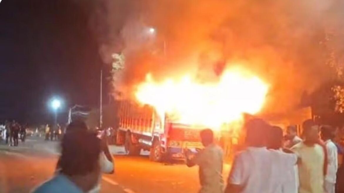 കര്‍ണാടകയില്‍ ബീഫ് കടത്ത് ആരോപിച്ച്‌ ലോറി കത്തിച്ചു; ഒമ്പത്‌ പേര്‍ അറസ്റ്റില്‍