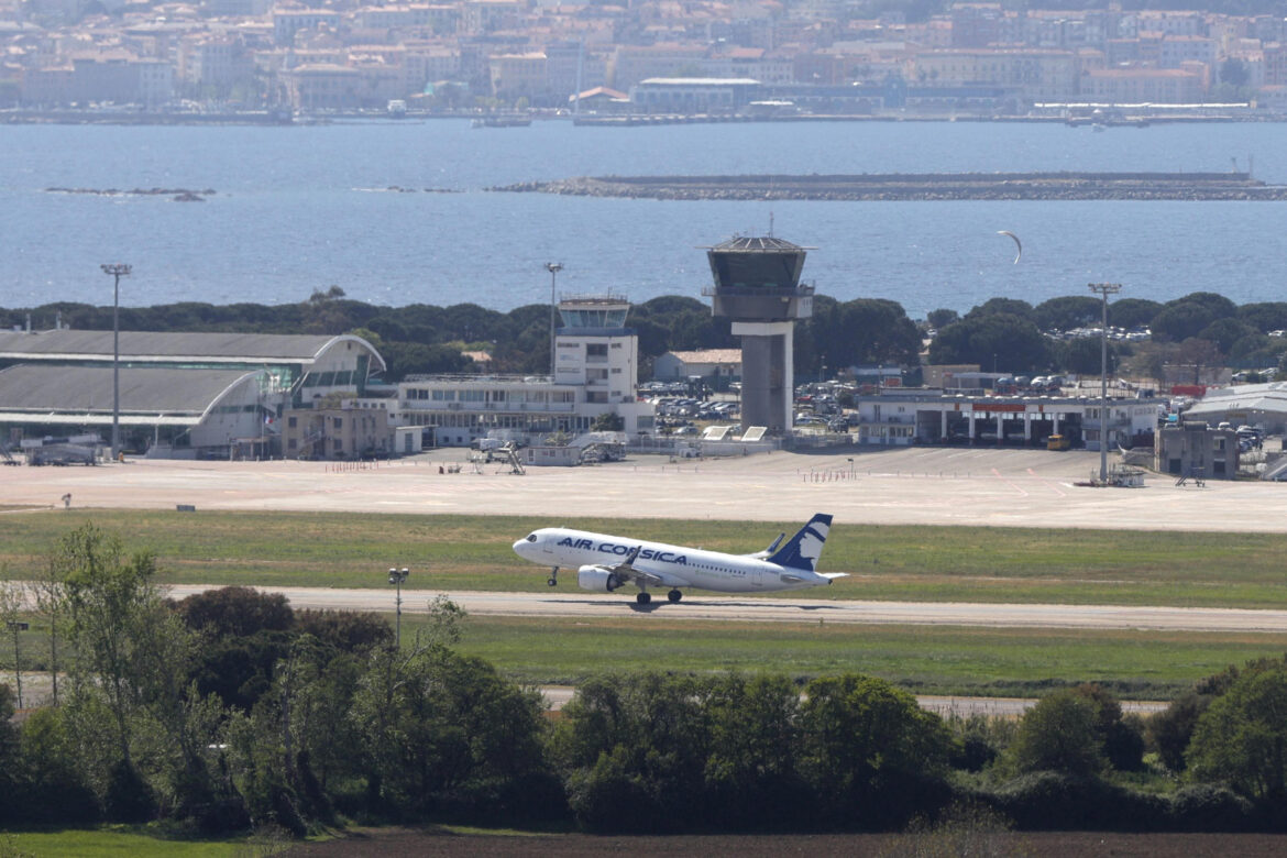 എയര്‍ ട്രാഫിക് കണ്‍ട്രോളര്‍ ഉറങ്ങിപ്പോയി; ലാൻഡ് ചെയ്യാൻ ശ്രമിച്ചിട്ടും നടന്നില്ല, ആകാശത്ത് വട്ടമിട്ട് പറന്ന് വിമാനം