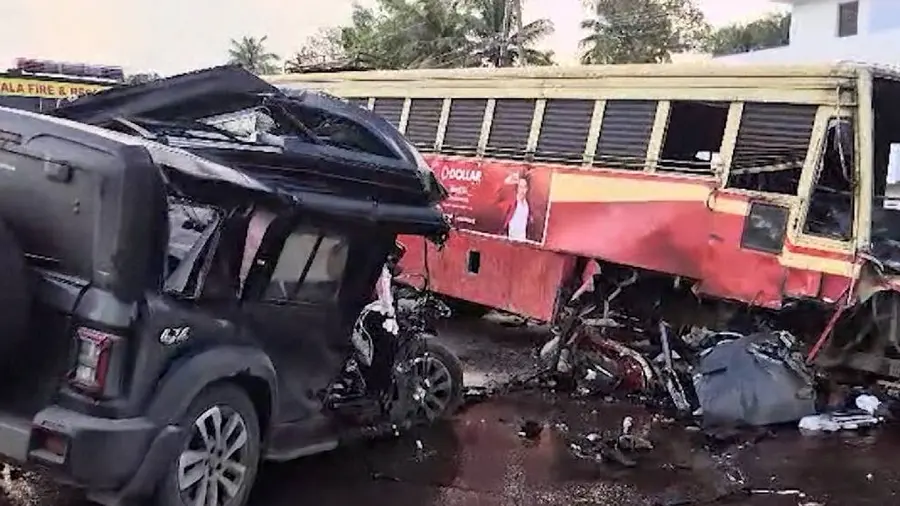 കൊല്ലം ഓച്ചിറയിൽ വാഹനാപകടം:  രണ്ട് കുട്ടികളുൾപ്പെടെ മൂന്ന് പേർ മരിച്ചു