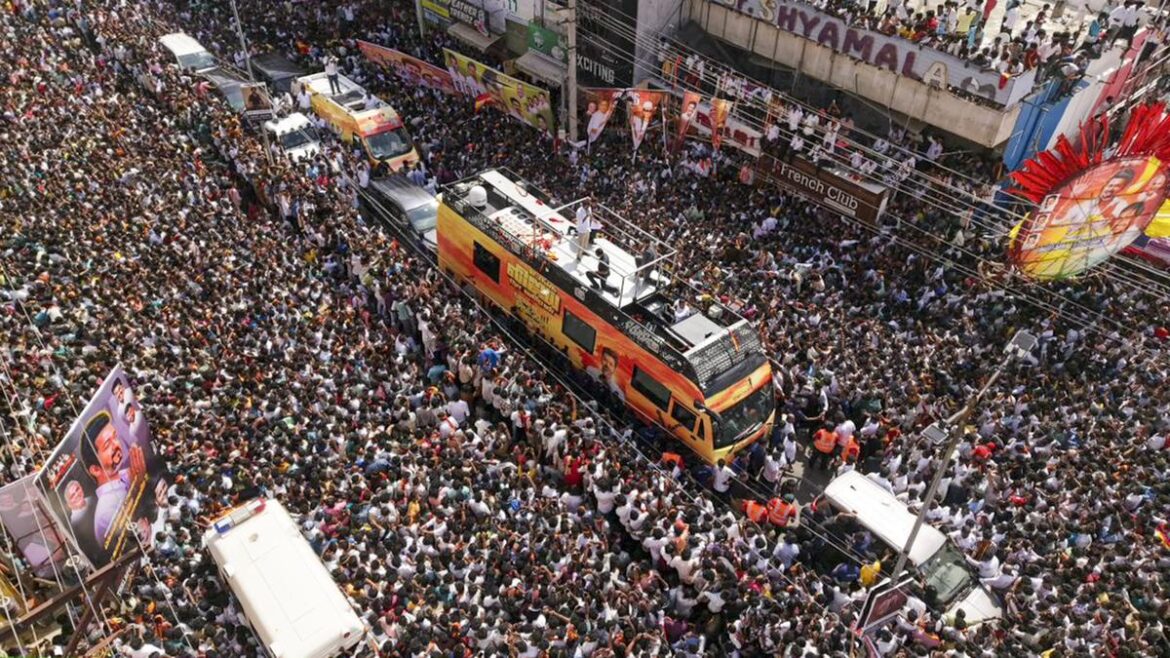 കരൂരില്‍ വിജയിയുടെ റാലിക്കിടെ വന്‍ ദുരന്തം; തിക്കിലും തിരക്കിലും 6 കുട്ടികള്‍ ഉള്‍പ്പെടെ 31 മരണം