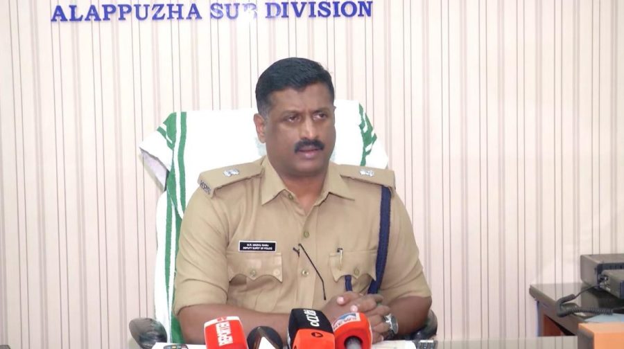 ‘ലോക്കപ്പില് വച്ച് തല്ലിച്ചതച്ചു; ചെവികള് അടിച്ചുപൊട്ടിച്ചു’; ആലപ്പുഴ ഡിവൈഎസ്പി മധുബാബുവിനെതിരെ വീണ്ടും പരാതി