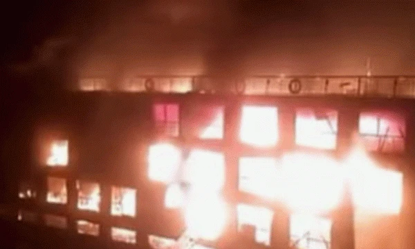 നൈല്‍ നദിയില്‍ 200 യാത്രക്കാരുമായി പോയ ക്രൂയിസ് കപ്പലിന് തീപിടിച്ചു: ഞെട്ടിക്കുന്ന ദൃശ്യങ്ങള്‍ പുറത്ത്