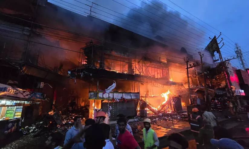 തളിപ്പറമ്പ്‌ തീപിടിത്തം: അമ്പതോളം കടകള്‍ കത്തി നശിച്ചു, അന്വേഷണം നടത്തുമെന്ന് കളക്ടര്‍