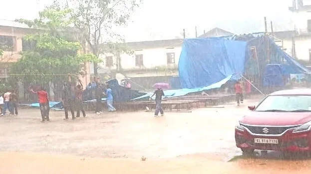 കൊല്ലത്ത് ശക്തമായ കാറ്റില്‍ കലോത്സവ വേദി തകര്‍ന്നുവീണു; അദ്ധ്യാപകര്‍ക്കും വിദ്യാര്‍ത്ഥികള്‍ക്കും പരിക്ക്