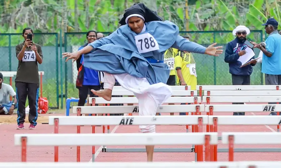 കന്യാസ്ത്രീ വേഷമണിഞ്ഞ് ഹർഡിൽസിൽ സ്വർണം ചാടിയെടുത്ത് സിസ്റ്റർ സബീന