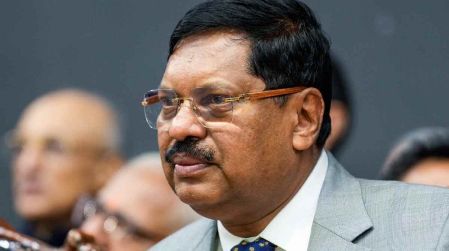 ‘സനാതന ധർമത്തിനെതിരെ പ്രവർത്തിക്കുന്നു’; സുപ്രീംകോടതി ചീഫ് ജസ്റ്റിസിന് നേരെ ഷൂ എറിയാൻ ശ്രമം; അക്രമി അഭിഭാഷകൻ