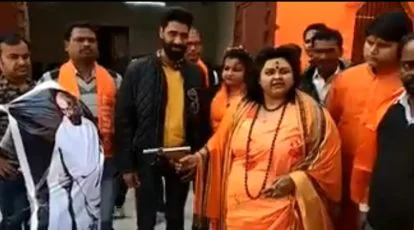 ഗാന്ധിവധം പുനഃസൃഷ്ടിച്ച വിവാദ ഹിന്ദു നേതാവ്‌ ‘ലേഡി ഗോഡ്സെ’ കൊലക്കേസില്‍ പ്രതി; യുവതി ഒളിവിലെന്ന് പൊലീസ്