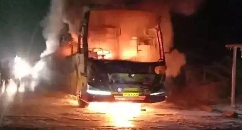 ഹൈദരാബാദിലേക്ക് പോയ ബസിന് തീപിടിച്ചു; 11 യാത്രക്കാര്ക്ക് ദാരുണാന്ത്യം, ഒമ്പത് പേരെ കാണ്മാനില്ല