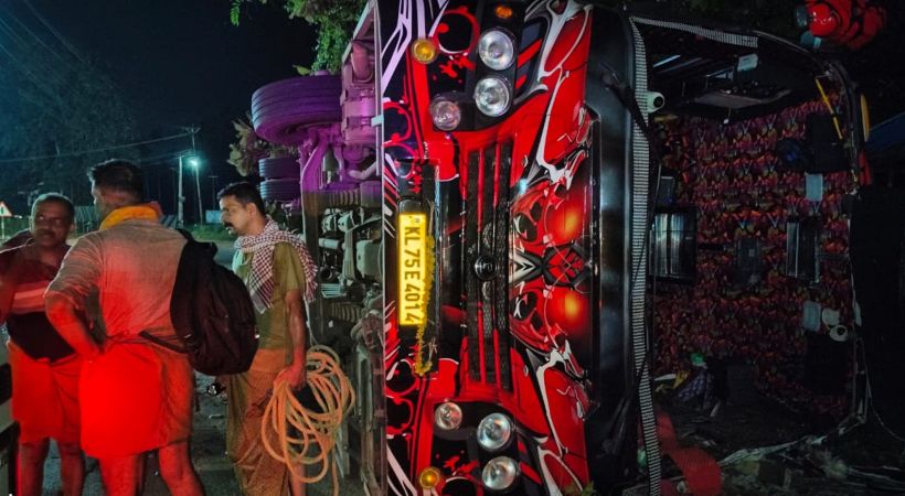 കുറവിലങ്ങാട് ടൂറിസ്റ്റ് ബസ് മറിഞ്ഞ് അപകടം: ഒരു മരണം, 18 പേർക്ക് പരുക്ക്