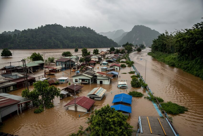 ഇന്തോനേഷ്യ വെള്ളപ്പൊക്കം: മരണസംഖ്യ 442 ആയി; ആയിരങ്ങള്‍ ഒറ്റപ്പെട്ടു