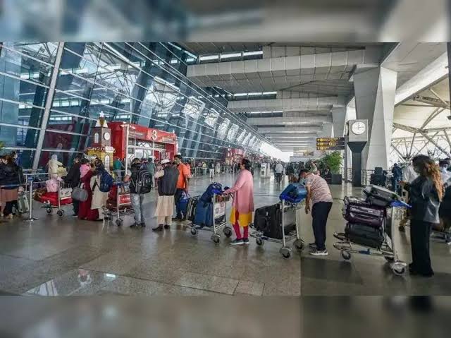 24 മണിക്കൂറിലേറെ നീണ്ടുനിന്ന പ്രതിസന്ധിക്ക് പരിഹാരം; ദില്ലി വിമാനത്താവളത്തിലെ സാങ്കേതിക തകരാര്‍ പരിഹരിച്ചെന്ന് എഎഐ