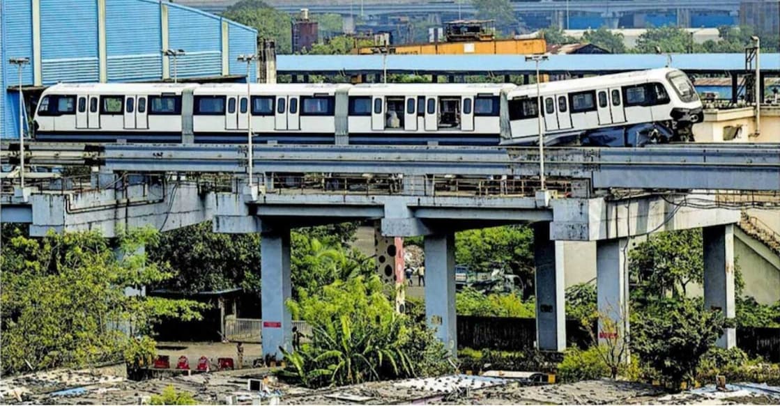 മുംബൈ മോണോ റെയിൽ പരീക്ഷണയോട്ടം പാളി; ട്രാക്കിലെ ബീമിലിടിച്ച് കോച്ച് ചരിഞ്ഞു