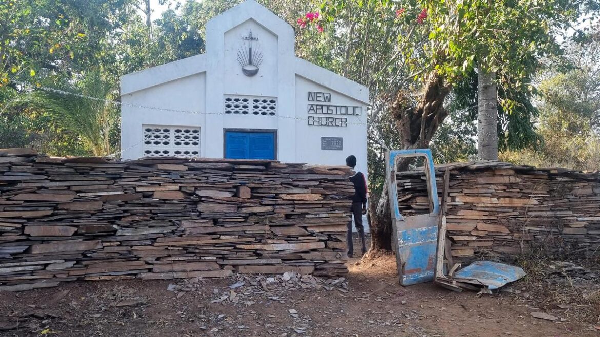 അച്ഛൻ്റെ മൃതദേഹം മകൻ ക്രൈസ്തവ രീതിയിൽ സംസ്കരിച്ചു; അത് പറ്റില്ലെന്ന് നാട്ടുകാര്; തുടര്ന്ന് സംഘര്ഷം