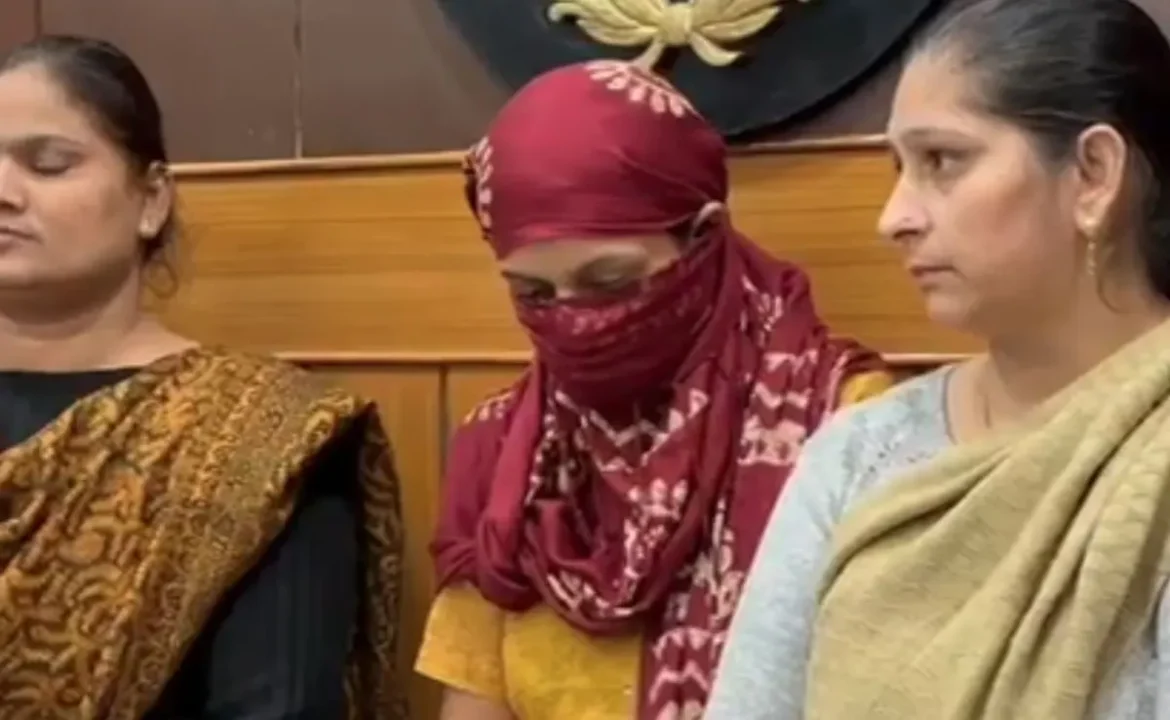 ‘സൗന്ദര്യത്തില്‍ അസൂയ’; ആറുവയസ്സുകാരിയെ വെള്ളത്തില്‍ മുക്കിക്കൊന്ന് യുവതി; മകനെ ഉള്‍പ്പെടെ കൊന്നത് 4 പേരെ