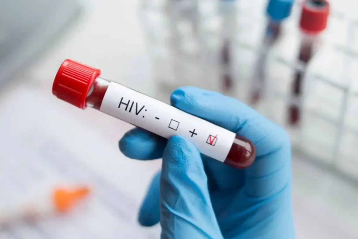 പെരുമ്പാവൂരില്‍ 700 ഇതര സംസ്ഥാനക്കാര്‍ എയ്ഡ്‌സ് രോഗബാധിതരെന്ന് ഇന്‍റലിജന്‍സ് റിപ്പോര്‍ട്ട്; ഹോട്ടലുകളില്‍ ജോലി ചെയ്യുന്നവര്‍ക്ക് ഹെല്‍ത്ത് കാര്‍ഡില്ല