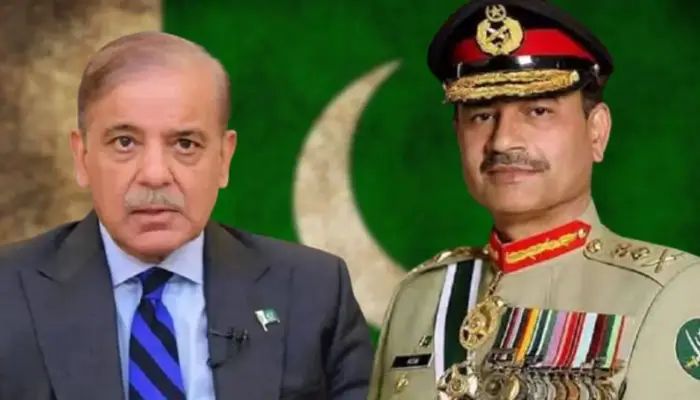 ആദ്യ പ്രതിരോധ സേനാ മേധാവിയായി അസിം മുനീറിനെ നിയമിക്കുന്നതിന്റെ വിജ്ഞാപനം പുറത്തിറങ്ങാനിരിക്കെ രാജ്യം വിട്ട് പാക് പ്രധാനമന്ത്രി