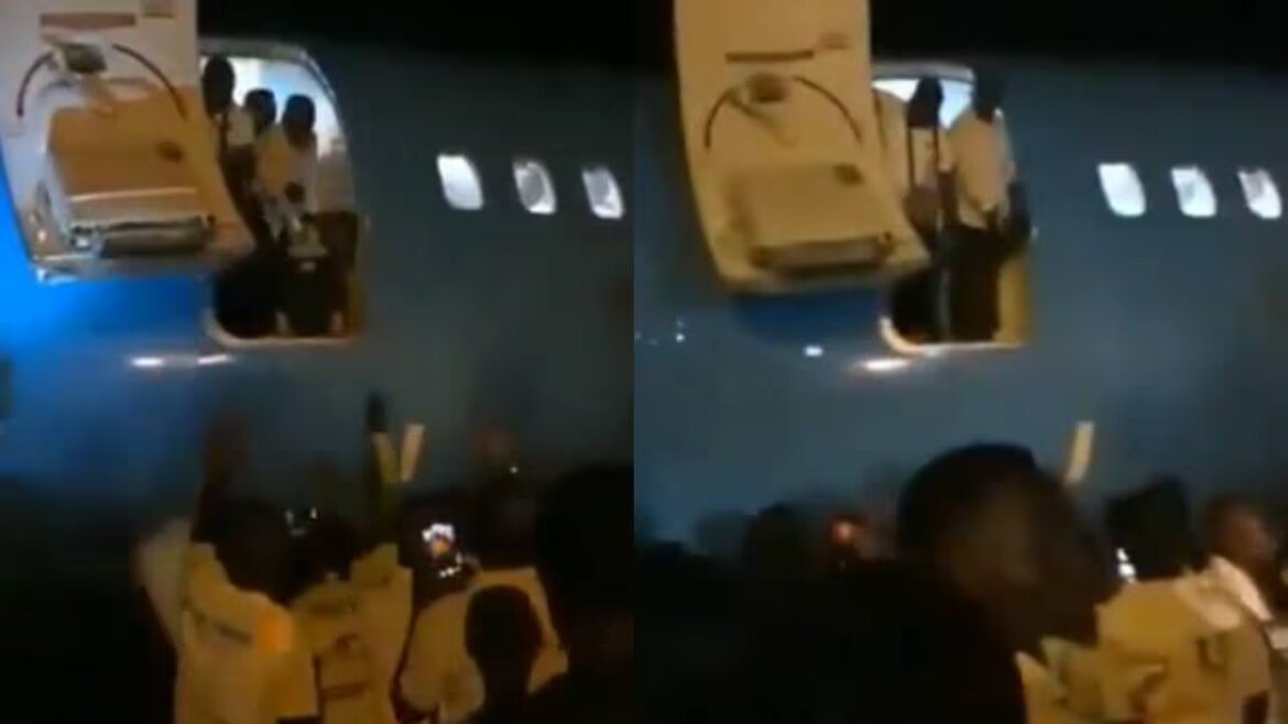 മണിക്കൂറുകളോളം കാത്തിരുന്നിട്ടും ഗോവണി എത്തിയില്ല; വിമാനത്തില് നിന്ന് റണ്വേയിലേക്ക് ചാടി യാത്രക്കാര്: വീഡിയോ