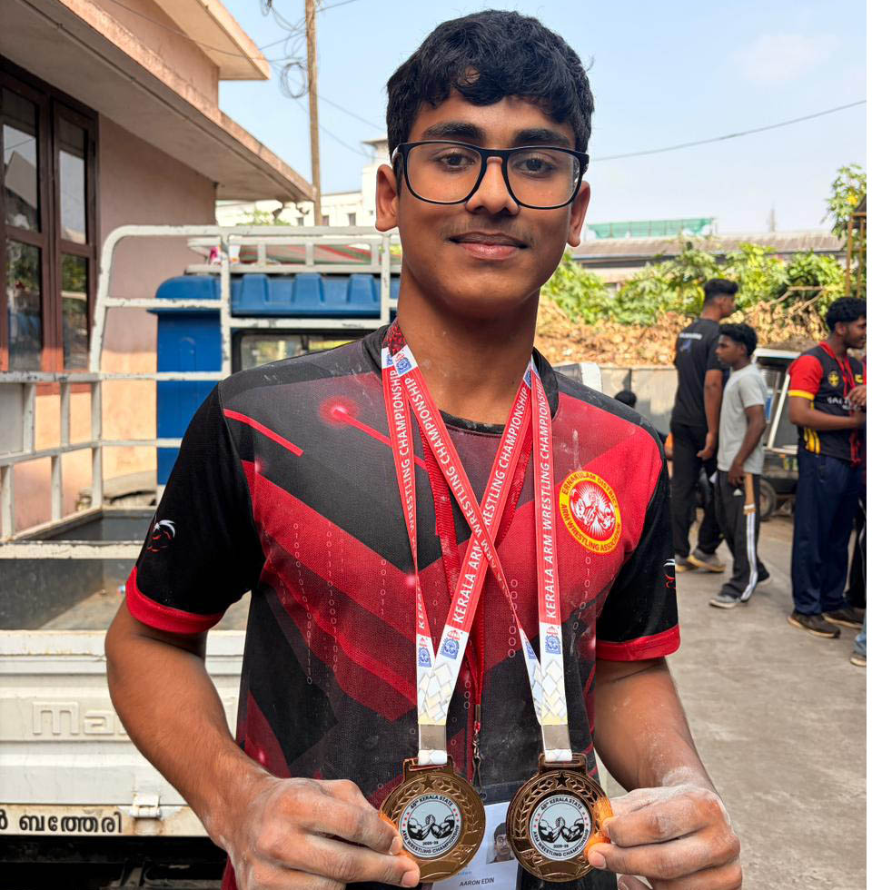 സംസ്ഥാന തലപഞ്ചഗുസ്തി മത്സരത്തിൽ ആരോൺ എഡിന്ഇരട്ട സ്വർണ്ണമെഡൽ