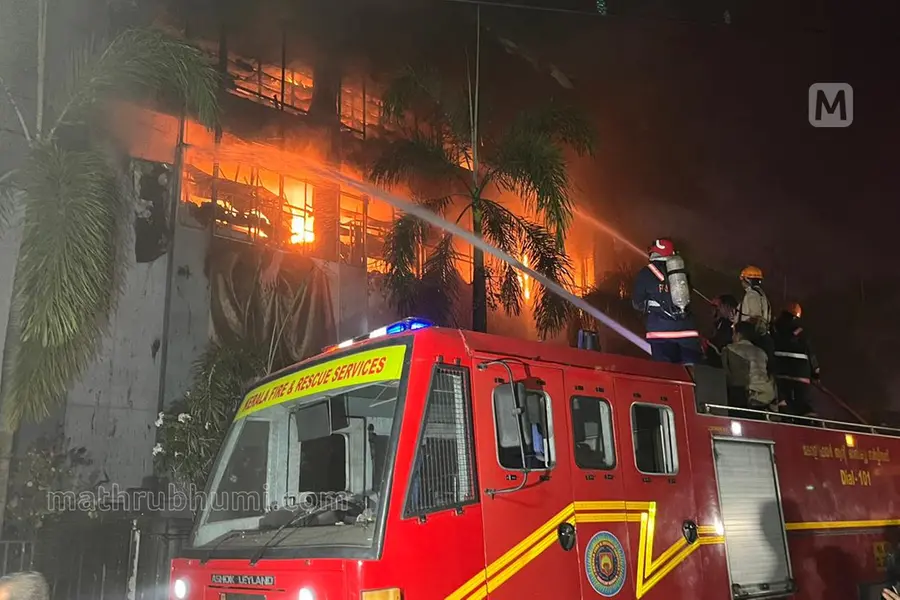കോഴിക്കോട് ജയലക്ഷ്മി ടെക്‌സ്‌റ്റൈസില്‍ വൻ തീ പിടിത്തം