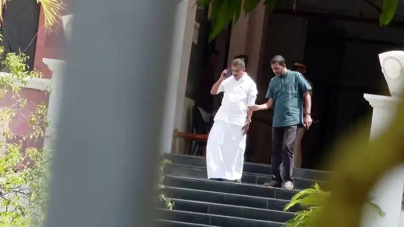 ശബരിമല സ്വര്‍ണ്ണക്കൊള്ള, അടൂര്‍ പ്രകാശിനെ ചോദ്യം ചെയ്ത് എസ്‌ഐടി