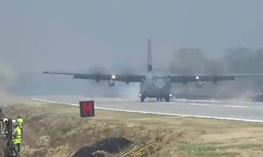 ദേശീയ പാതയില്‍ വിമാനമിറങ്ങി പ്രധാനമന്ത്രി നരേന്ദ്രമോദി