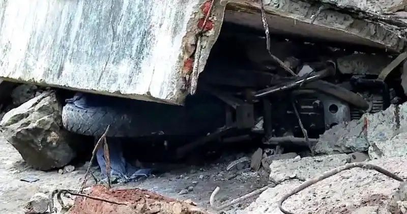 കോഴിക്കോട് കെട്ടിടത്തിന്റെ  സണ്‍ഷെയ്ഡ് തകര്‍ന്നുവീണ് മൂന്ന് തൊഴിലാളികള്‍ക്ക് ദാരുണാന്ത്യം