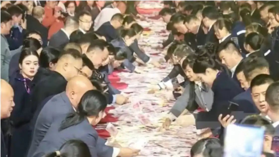 237 കോടി രൂപ ജീവനക്കാര്‍ക്ക് നല്‍കി മുതലാളി, പറ്റുന്നത്രയും കാശ് വാരിയെടുക്കാം!