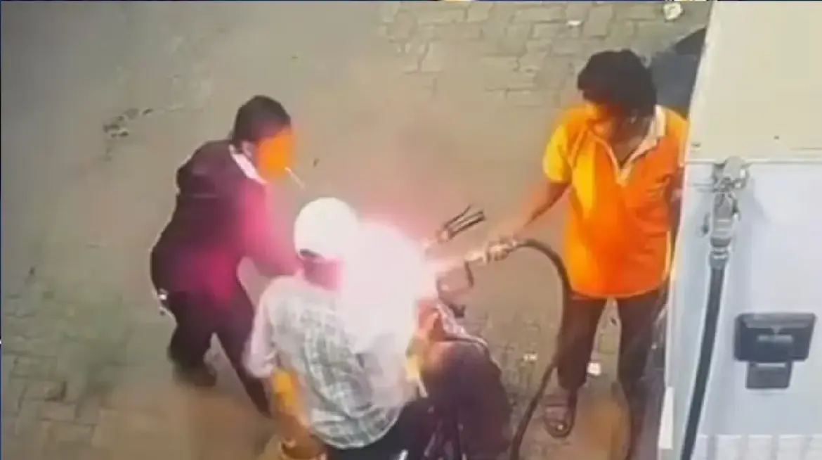 പെട്രോള്‍ പമ്പില്‍ നിന്ന് സിഗരറ്റ് വലിച്ചത് വിലക്കി; ഇന്ധനപൈപ്പിന് തീ കൊളുത്തി യുവാവ്: ഞെട്ടിക്കുന്ന സിസിടിവി ദൃശ്യങ്ങള്‍ പുറത്ത്‌