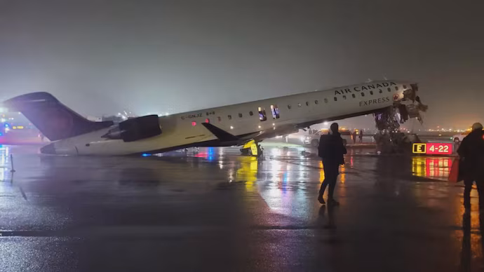 ന്യൂയോർക്കിൽ ലാൻഡ് ചെയ്യുന്നതിനിടെ വിമാനം റൺവേയിലുണ്ടായിരുന്ന വാഹനവുമായി കൂട്ടിയിടിച്ചു; നിരവധിപേർക്ക് പരിക്ക്