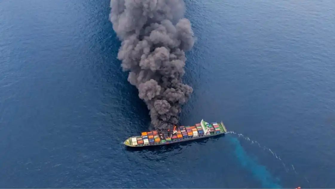 ഇറാൻ്റെ ചാവേര്‍ ബോട്ട് ആക്രമണം: ഇറാഖില്‍ അമേരിക്കൻ എണ്ണക്കപ്പല്‍ തകര്‍ത്തു, ഒരു ഇന്ത്യൻ പൗരൻ കൊല്ലപ്പെട്ടു