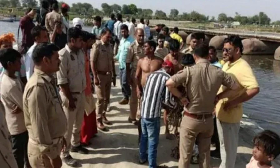 മഥുരയിലെ യമുനാ നദിയില്‍ ബോട്ട് മറിഞ്ഞ് പത്ത് മരണം; കാണാതായവര്‍ക്കായി തിരച്ചില്‍ തുടരുന്നു