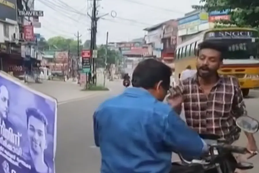 ‘നടന്നു പോയി തടയണം’; വാഹനങ്ങൾ തടഞ്ഞ ഹർത്താൽ അനുകൂലിയുടെ ബൈക്ക് തടഞ്ഞ് യുവാവ്