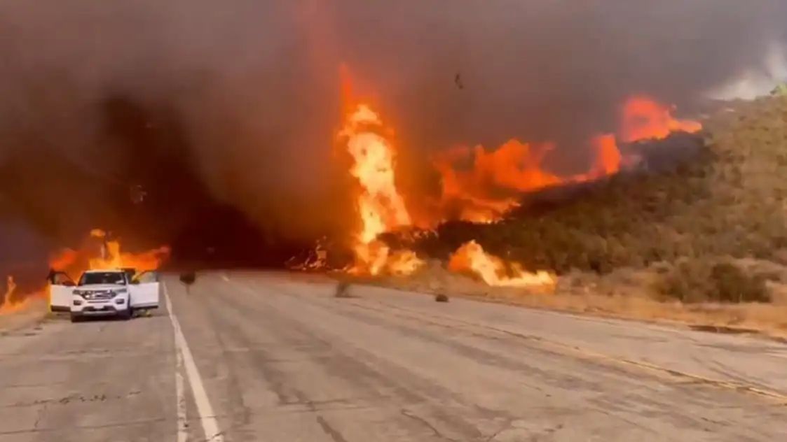 കാലിഫോര്‍ണിയയില്‍ രണ്ടിടത്തായി തീ പടരുന്നു; താമസക്കാരോട് വീടുകള്‍ ഒഴിയാൻ ആവശ്യപ്പെട്ടു
