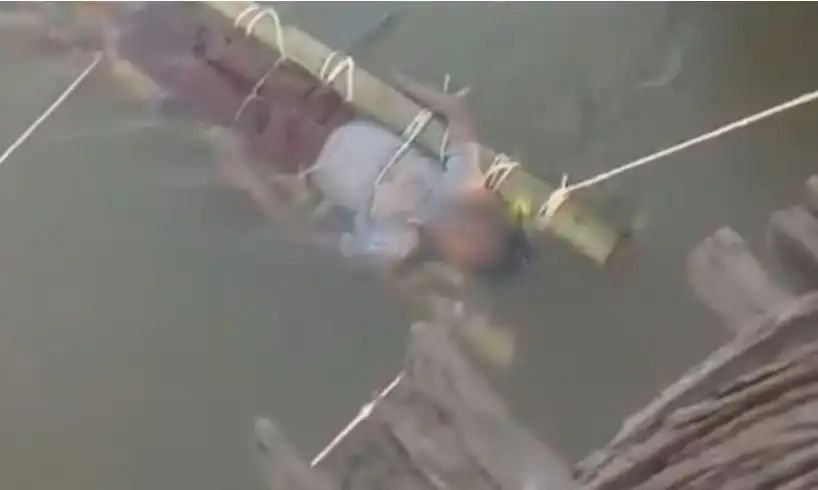 പാമ്പു കടിയേറ്റ 13 കാരനെ ഗംഗാ നദിയില്‍ മുക്കി വെച്ചത് 12 മണിക്കൂര്‍; മന്ത്രവാദിയുടെ വാക്ക് കേട്ട രക്ഷിതാക്കള്‍ക്ക്  നഷ്ടമായത് സ്വന്തം മകന്റെ ജീവൻ