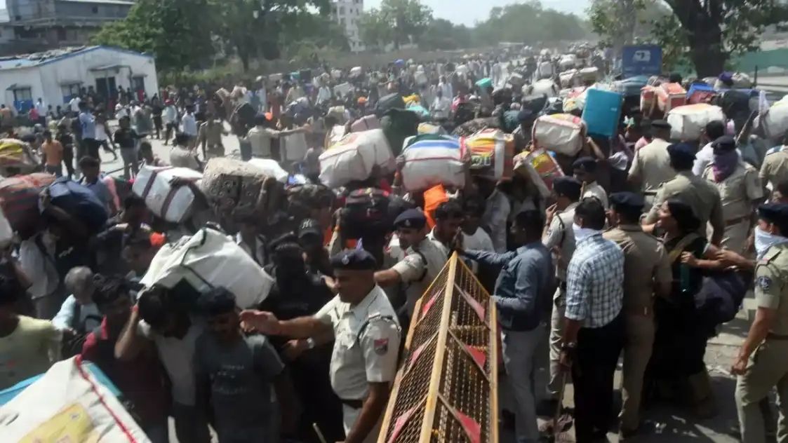 ട്രെയിൻ കയറാൻ 2 കിലോമീറ്ററോളം നീളുന്ന ക്യൂവില്‍ 16 മണിക്കൂര്‍ വരെ കാത്തിരിപ്പ്; സൂറത്തിലെ  ഉധ്ന റെയില്‍വെ സ്റ്റേഷനില്‍ ജനപ്രളയം