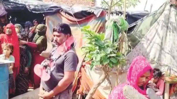 ക്രിസ്തുമതം ഉപേക്ഷിക്കാൻ വിസമ്മതിച്ച കുടുംബത്തെ ചെരുപ്പുമാല അണിയിച്ചു