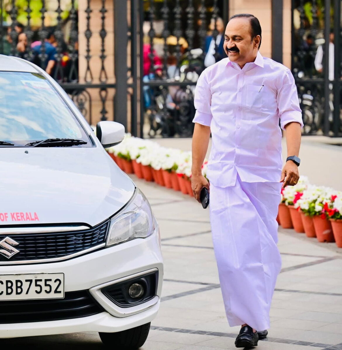 വേണുഗോപാലിനെ കെട്ടിയിറക്കരുത് ; സതീശനെ മുഖ്യമന്ത്രിയാക്കിയില്ലെങ്കിൽ കോൺഗ്രസിൻ്റെ അന്ത്യം; പട നയിച്ചവൻ നാട് ഭരിക്കട്ടെ