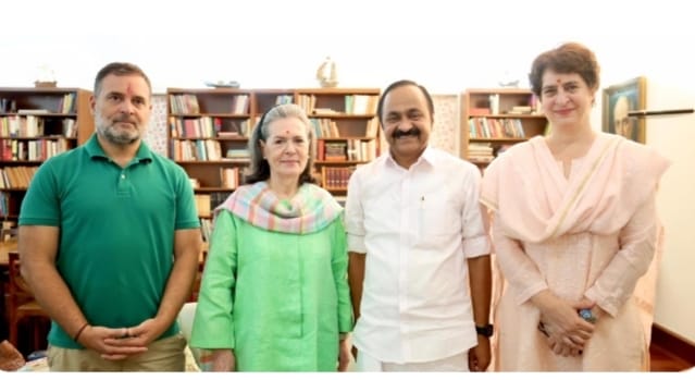 മുഖ്യമന്ത്രി ആയ ശേഷം ആദ്യമായി വിഡി സതീശന്‍ ഡല്‍ഹിയില്‍; ആശംസകള്‍ നേര്‍ന്ന് രാഹുല്‍