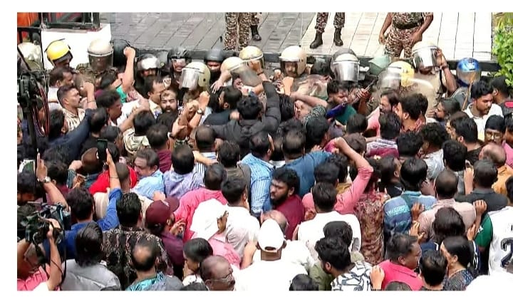 സി.പി.എം നെത്തോലികൾ തെരുവിൽ; പിണറായിക്ക് വേണ്ടി; കഷ്‌ടം!