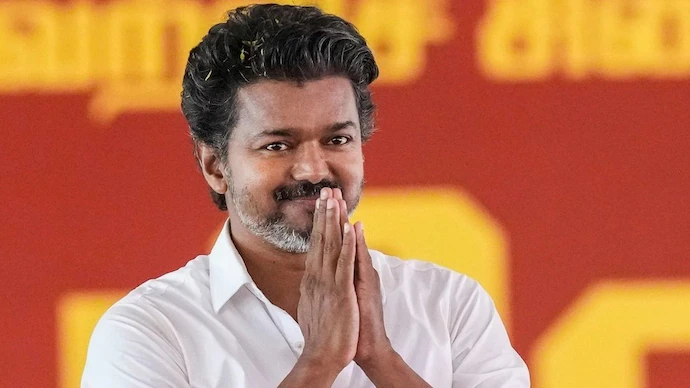 വിജയ് ഗവർണറുമായുള്ള കൂടിക്കാഴ്ച പൂർത്തിയാക്കി; കോൺഗ്രസുമായി ചേർന്ന്  സർക്കാർ രൂപീകരിക്കാനൊരുങ്ങുന്നു