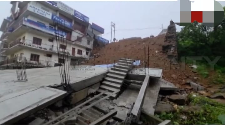നിര്‍മ്മാണത്തിലിരുന്ന അഞ്ച് നിലക്കെട്ടിടം തകര്‍ന്ന് വീണു; വെളുപ്പിനെയായതിനാല്‍ ആളപായം ഒഴിഞ്ഞു