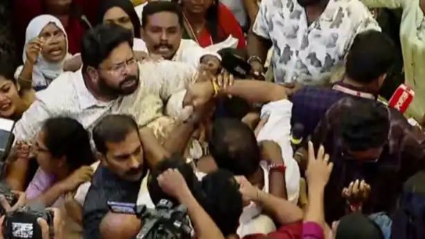 തിരുവനന്തപുരം കോര്‍പ്പറേഷനില്‍ കോണ്‍ഗ്രസ്-ബിജെപി നേതാക്കള്‍ നേര്‍ക്കുനേര്‍, ഹാജര്‍ രജിസ്റ്ററിനായി പിടിവലി, കയ്യാങ്കളി