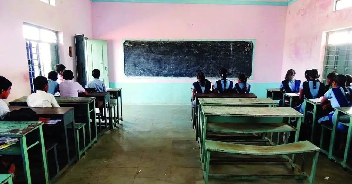 വ്യാജ സര്ട്ടിഫിക്കറ്റ് : മൂവായിരത്തിലേറെ അധ്യാപകരെ പിരിച്ചുവിടുന്നു; വാങ്ങിയ ശമ്പളം പലിശസഹിതം ഈടാക്കാൻ ഉത്തരവ്
