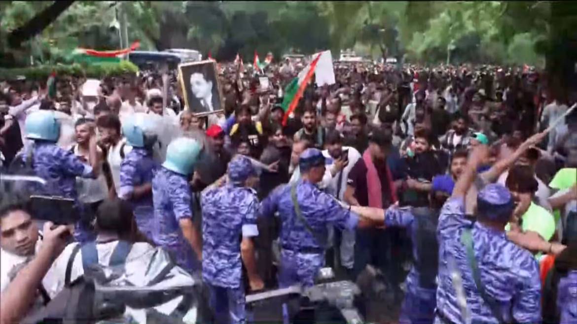 യുദ്ധക്കളമായി ജന്തർ മന്തർ! സിജെപി മാർച്ചിൽ ലാത്തിച്ചാർജ്, പ്രതിഷേധക്കാർക്ക് നേരെ ലാത്തിവീശി പൊലീസ്