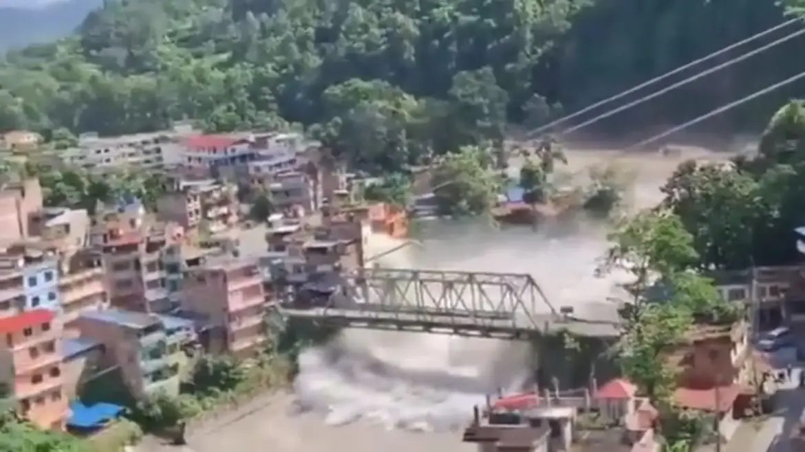 നേപ്പാളിലെ മിന്നല്‍ പ്രളയം; എട്ട് മരണം, 384 വിനോദ സഞ്ചാരികളെ കാണാതായി, 105 പേര്‍ ഇന്ത്യക്കാര്‍